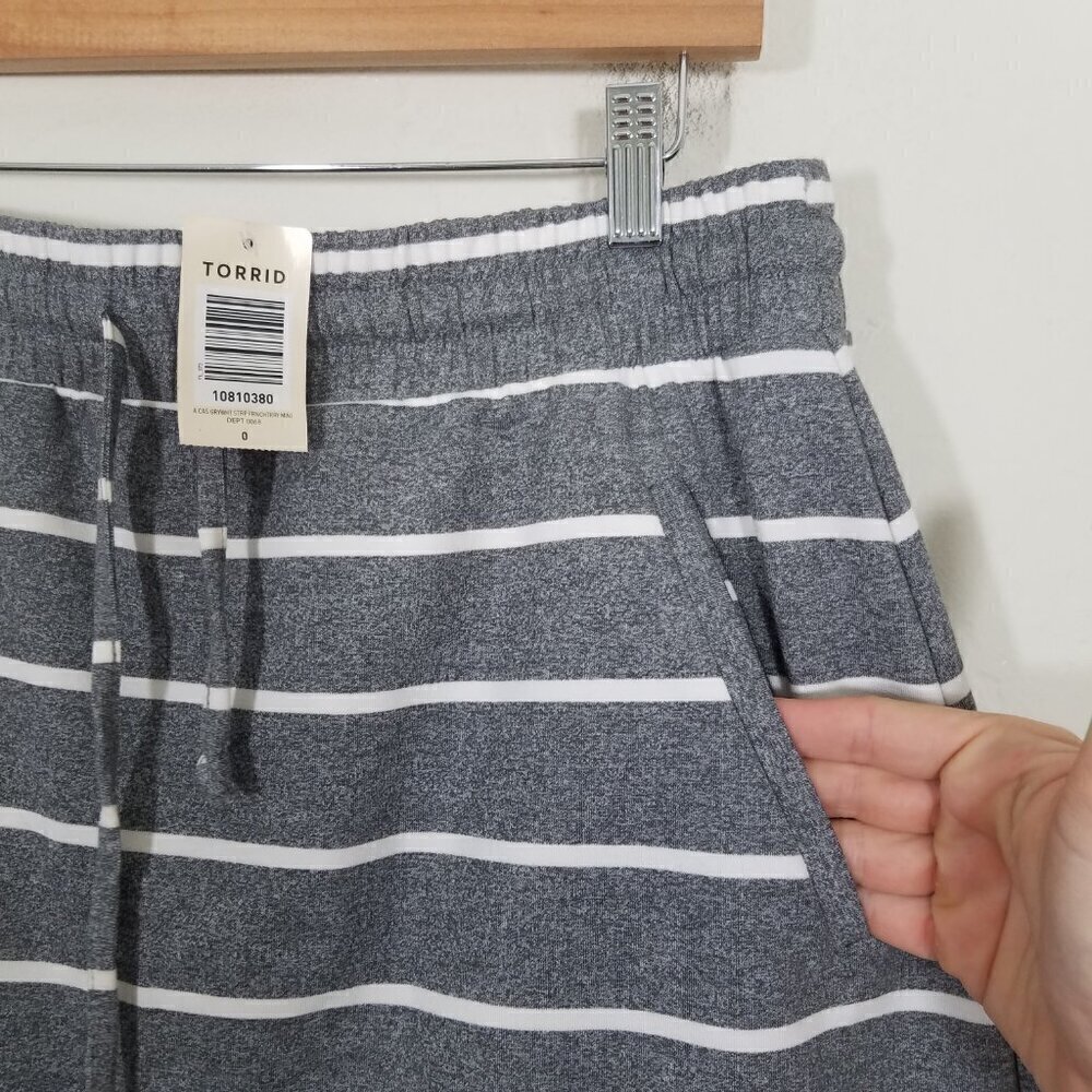 NWT Torrid Gray/White Mini Skirt with Pockets Size 0 - Picture 2 of 6